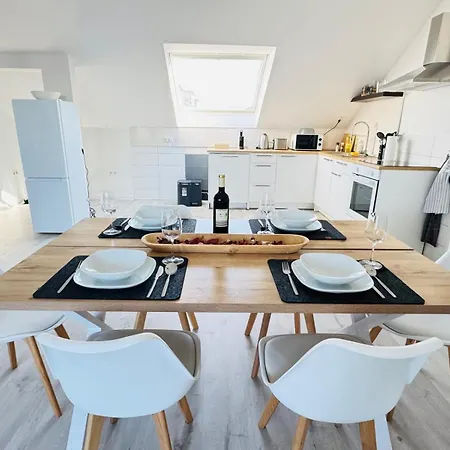 23-schoener Wohnen, Grosses Fuer 5-6 Personen In Super Lage * Duisburg