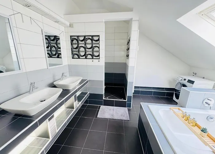 23-schoener Wohnen, Grosses Fuer 5-6 Personen In Super Lage Duisburg